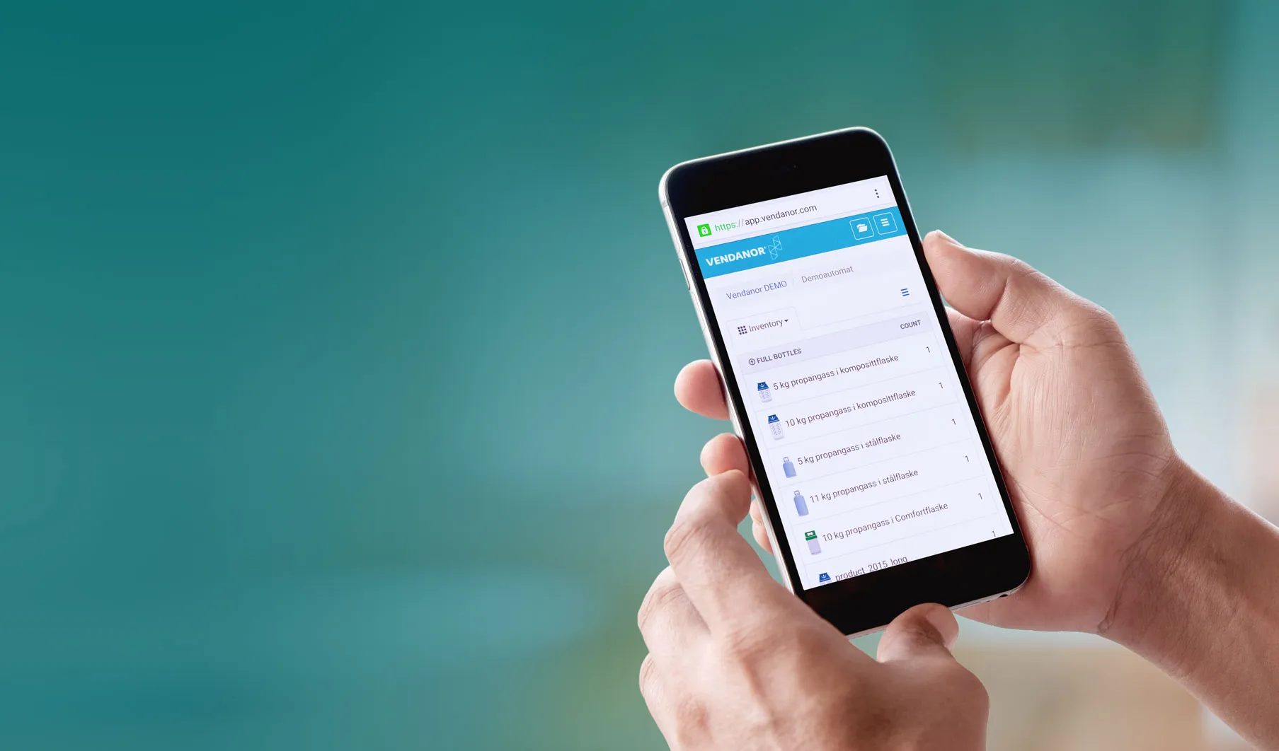 Hender holder en mobil som viser beholdningen av propanflasker i en demoautomat i Vendanor Connect.