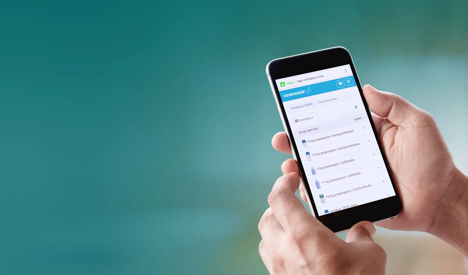 Zwei Hände halten ein Smartphone, das die Vendanor Connect App mit einer Bestandsliste von Propanflaschen zeigt.
