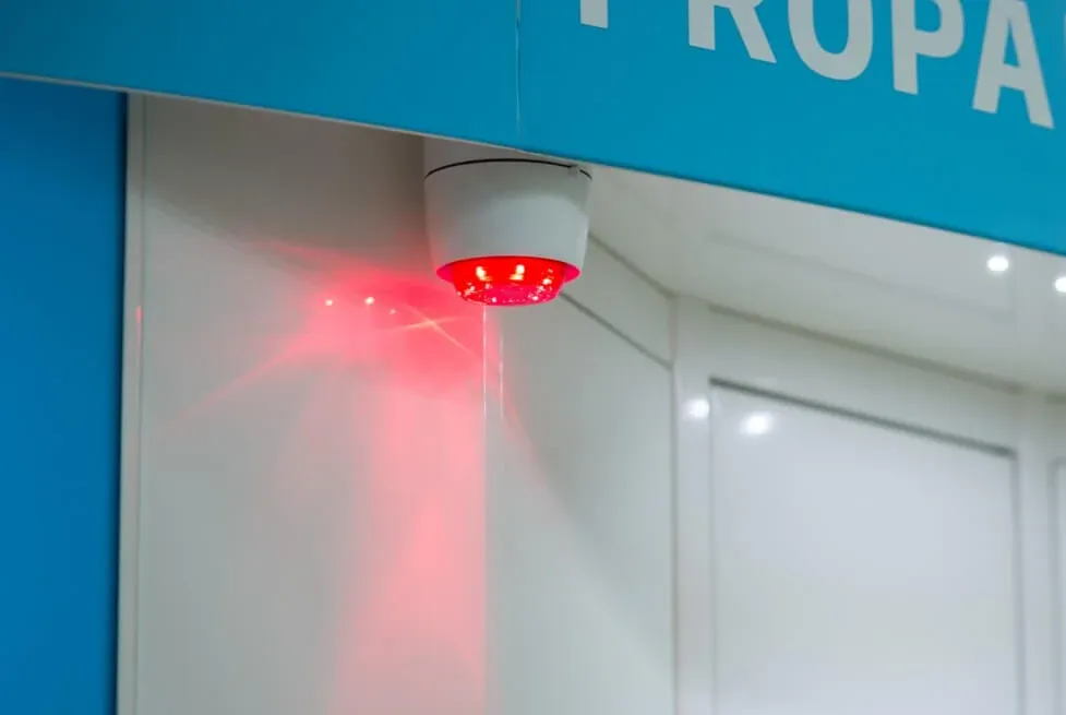 Rotes Sicherheitswarnlicht leuchtet an einem Vendanor Gasflaschenautomat und signalisiert die Flaschenausgabe.
