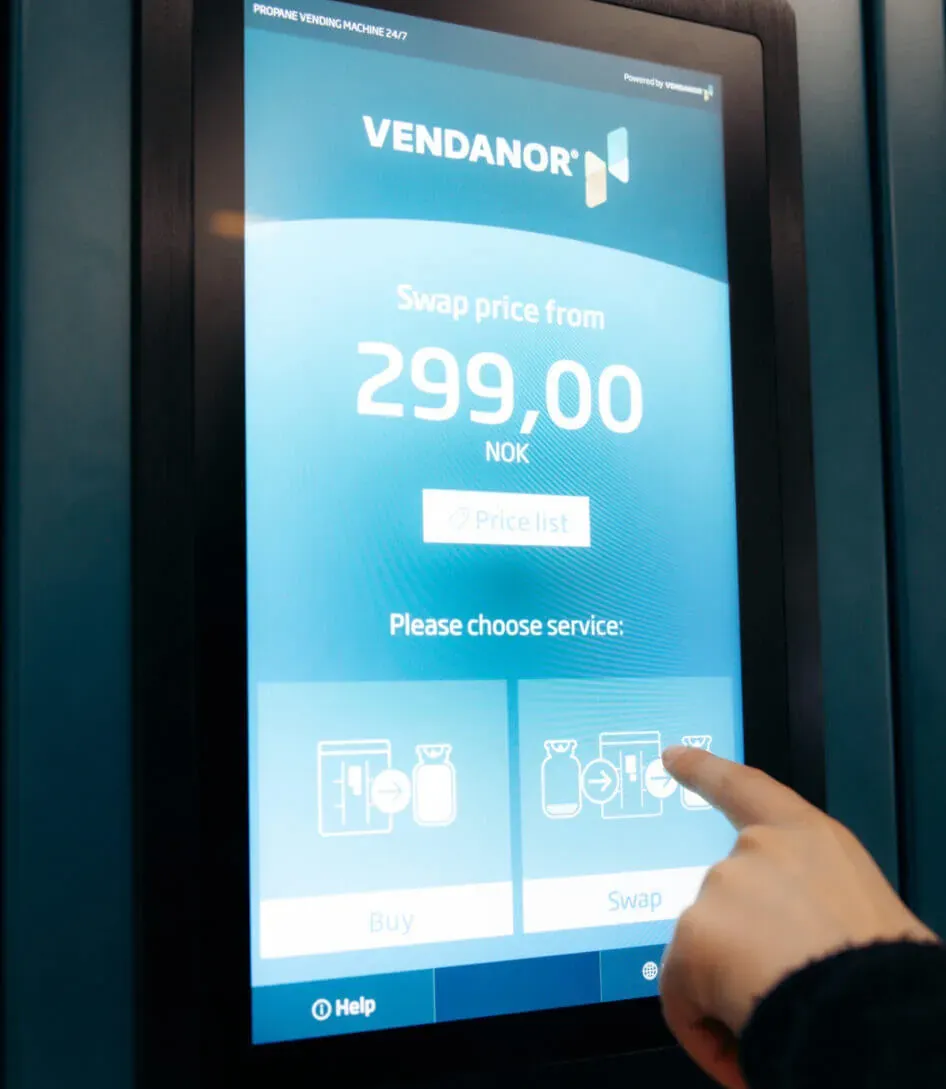 Kunde nutzt den Touchscreen eines Vendanor Gasflaschenautomat, um Kauf oder Tausch zu wählen.