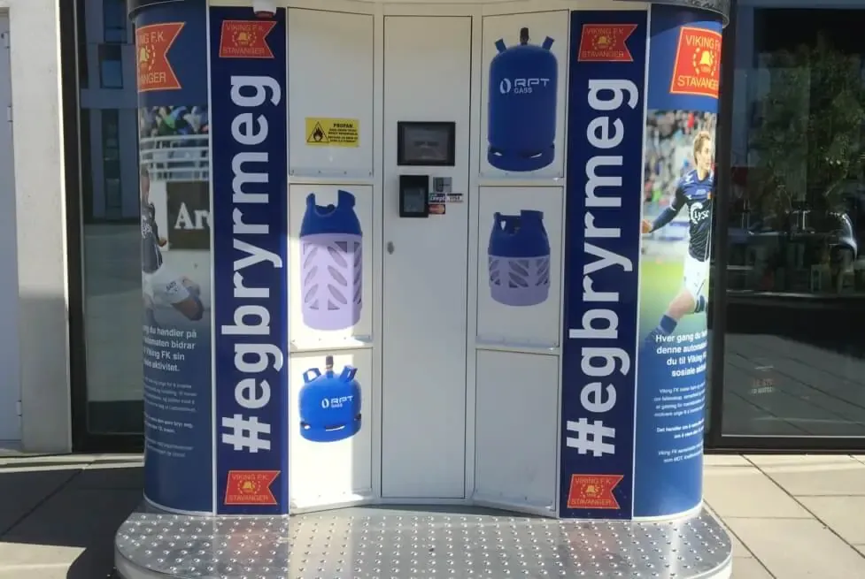 Vendanor Gasflaschenautomat mit blauem Viking-FK-#egbryrmeg-Kampagnendesign zur Ausgabe von Propanflaschen im Freien.